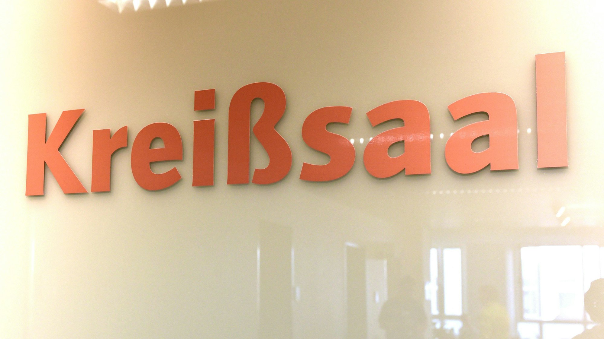 Auf einer weißen Tür steht «Kreißsaal» in oranger Schrift zu lesen.