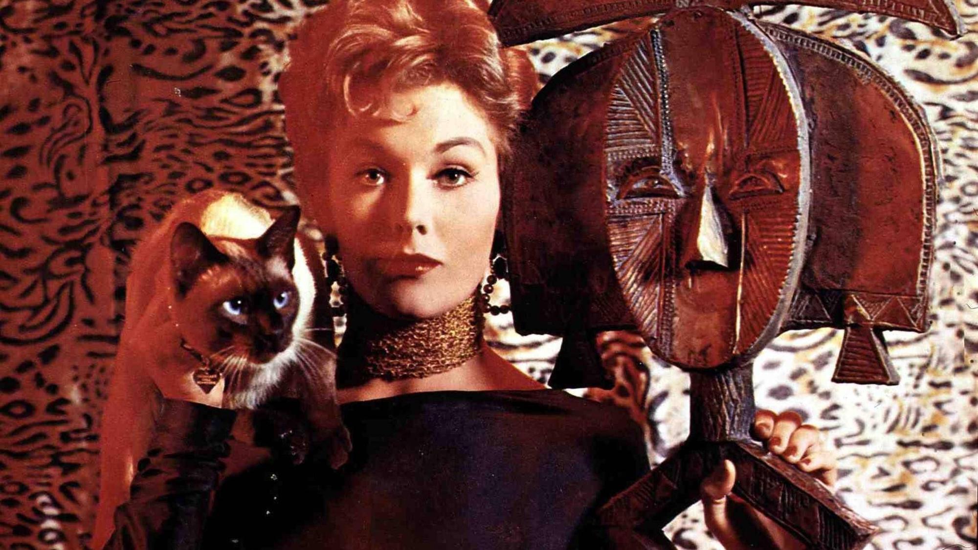 Kim Novak mit einer Katze auf der Schulter.