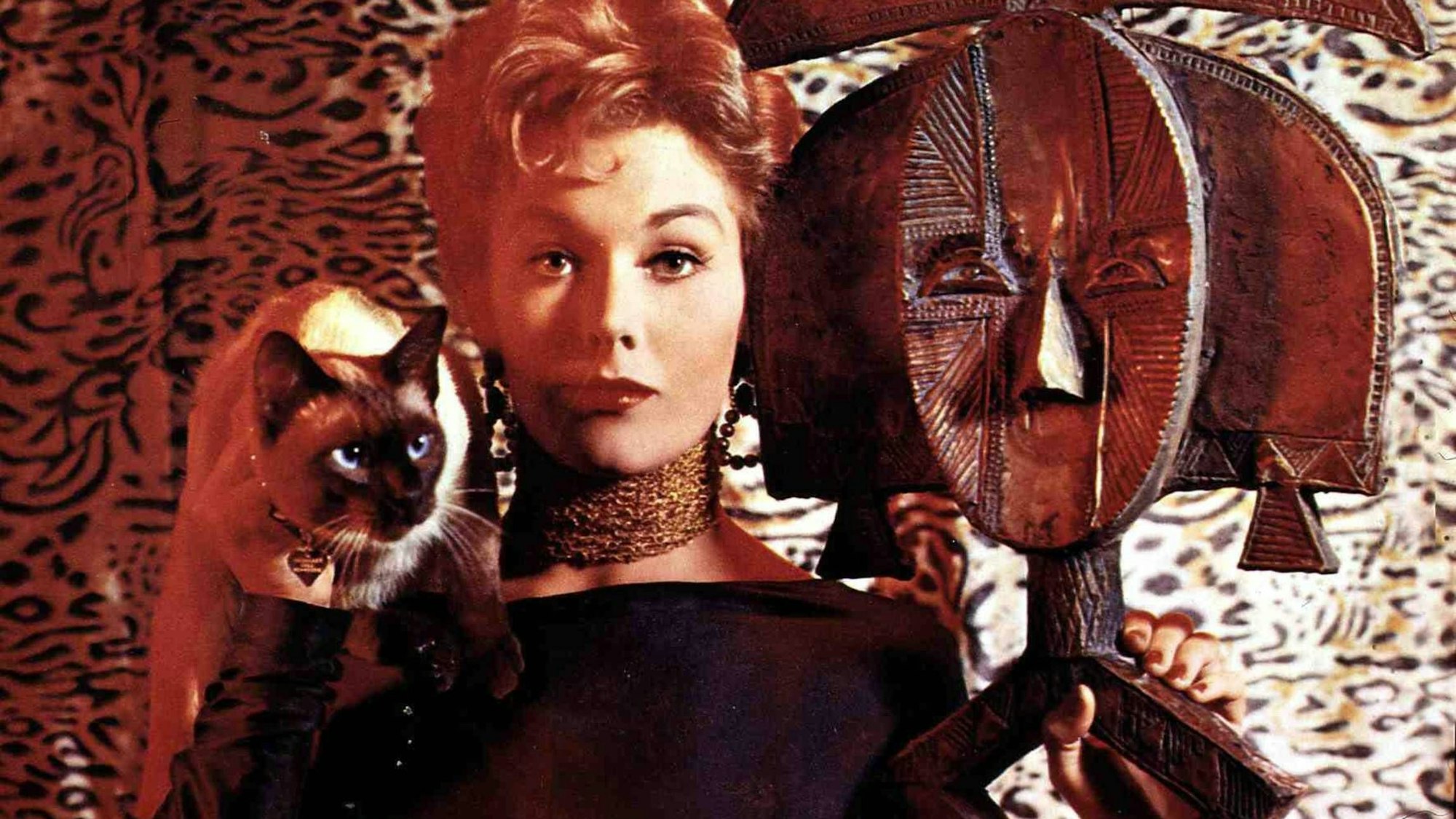 Kim Novak mit einer Katze auf der Schulter.