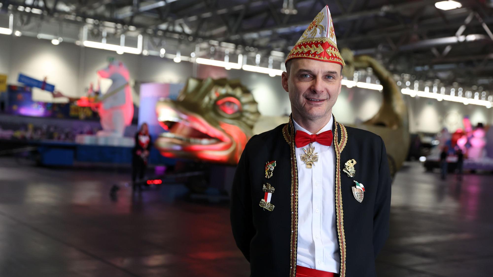 Zugleiter Holger Kirsch beim Richtfest des Rosenmontagszugs in karnevalistischer Kleidung.