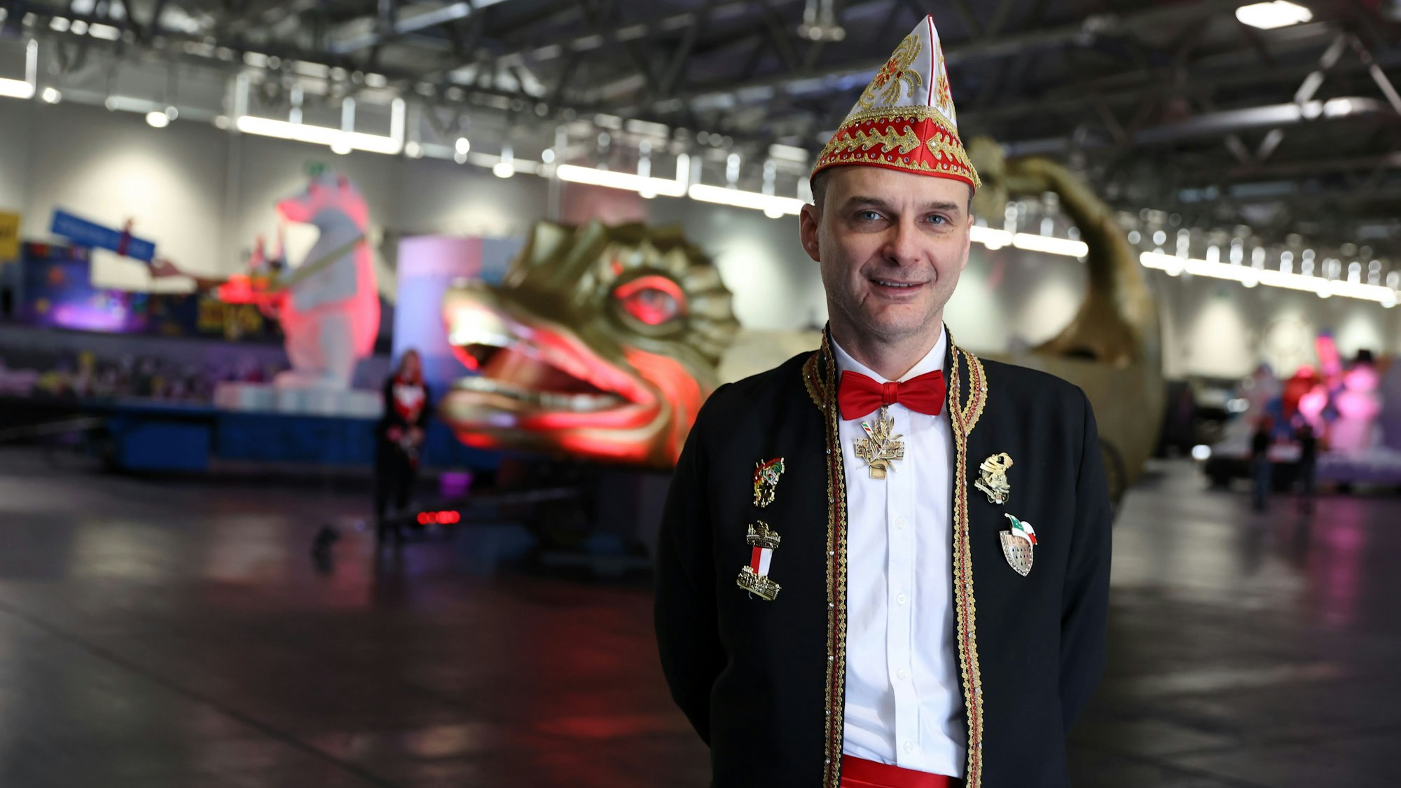 Zugleiter Holger Kirsch beim Richtfest des Rosenmontagszugs in karnevalistischer Kleidung.