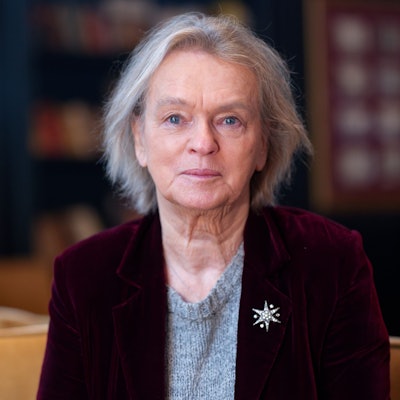 Die Schriftstellerin Elke Heidenreich sitzt im Raum Amadeus in der Wolkenburg in Köln.