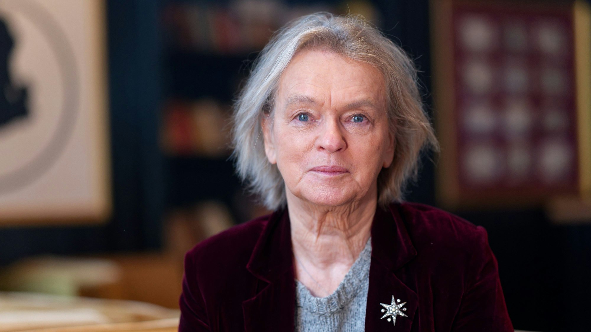 Die Schriftstellerin Elke Heidenreich sitzt im Raum Amadeus in der Wolkenburg in Köln.