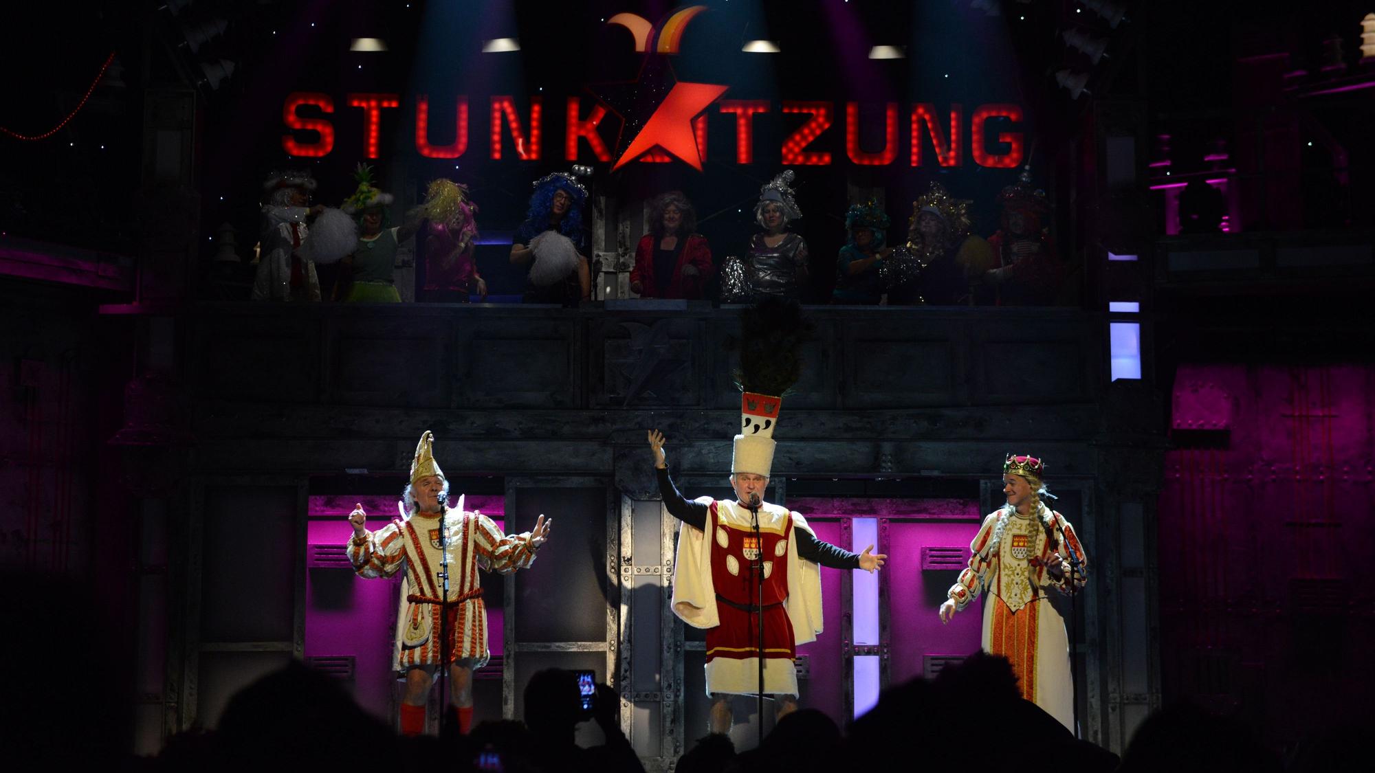 Dreigestirn Bauer Winni Rau, Prinz Ecki Pieper, Jungfrau Carlos Neisel bei der Premiere der Stunksitzung 2023 im E-Werk.