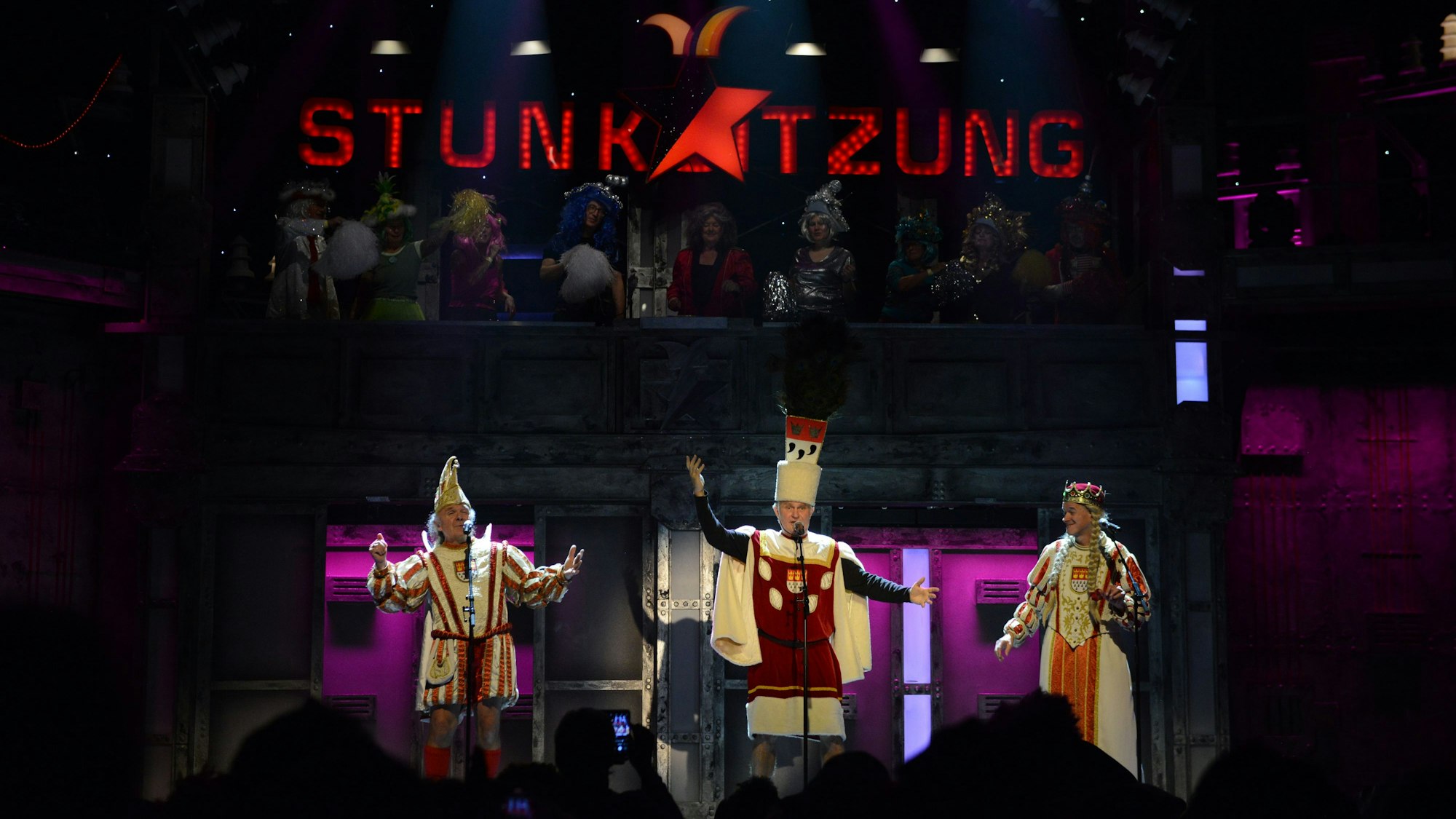 Dreigestirn Bauer Winni Rau, Prinz Ecki Pieper, Jungfrau Carlos Neisel bei der Premiere der Stunksitzung 2023 im E-Werk.