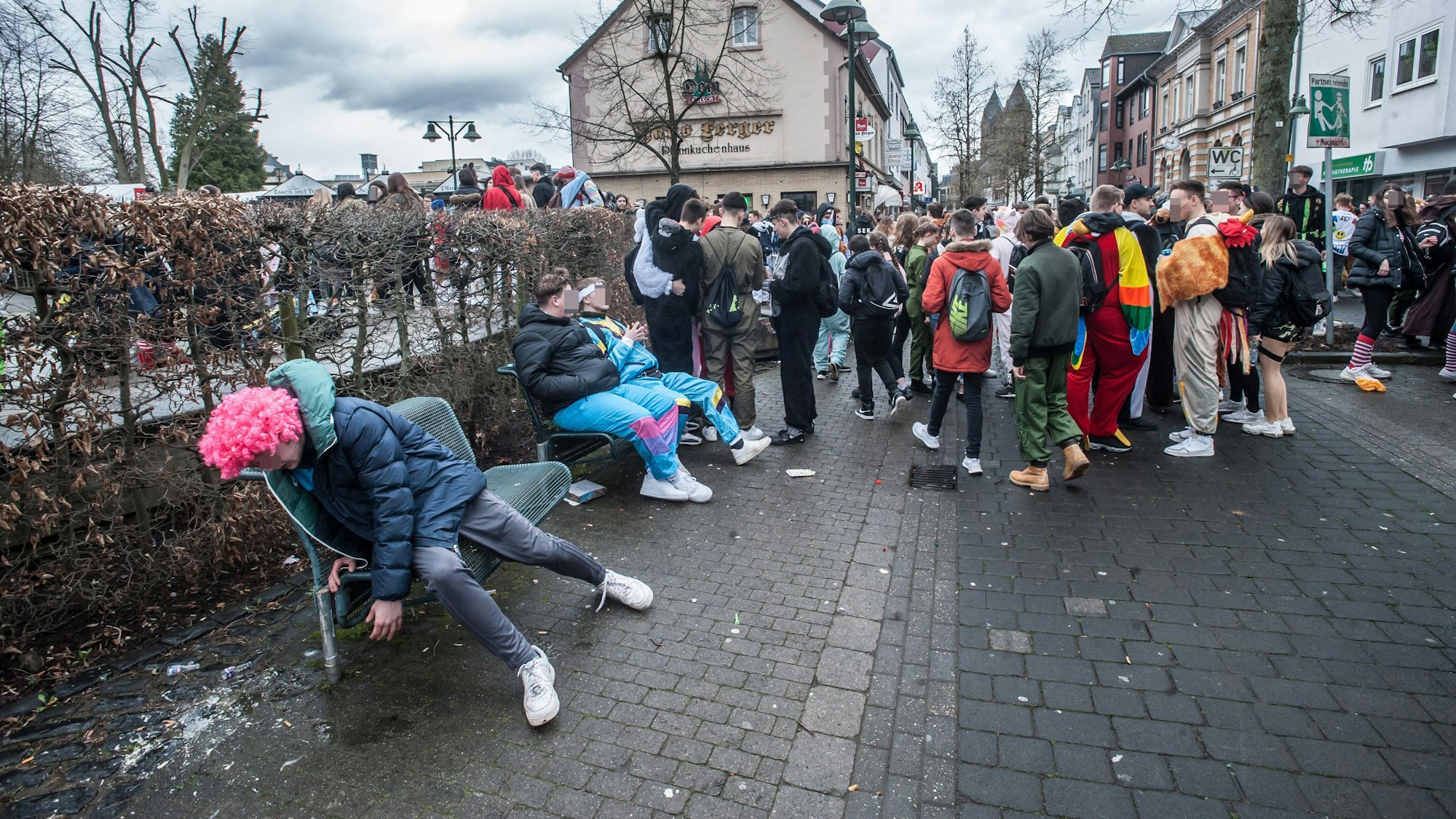 feiernde auf dem Lindenplatz, Schlebusch, weiberfastnacht. Foto: Ralf Krieger