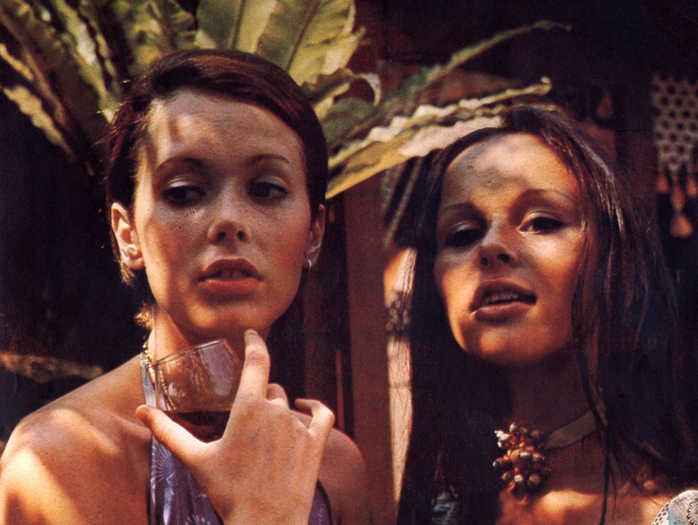 Sylvia Kristel als Emmanuelle mit einer Kollegin.