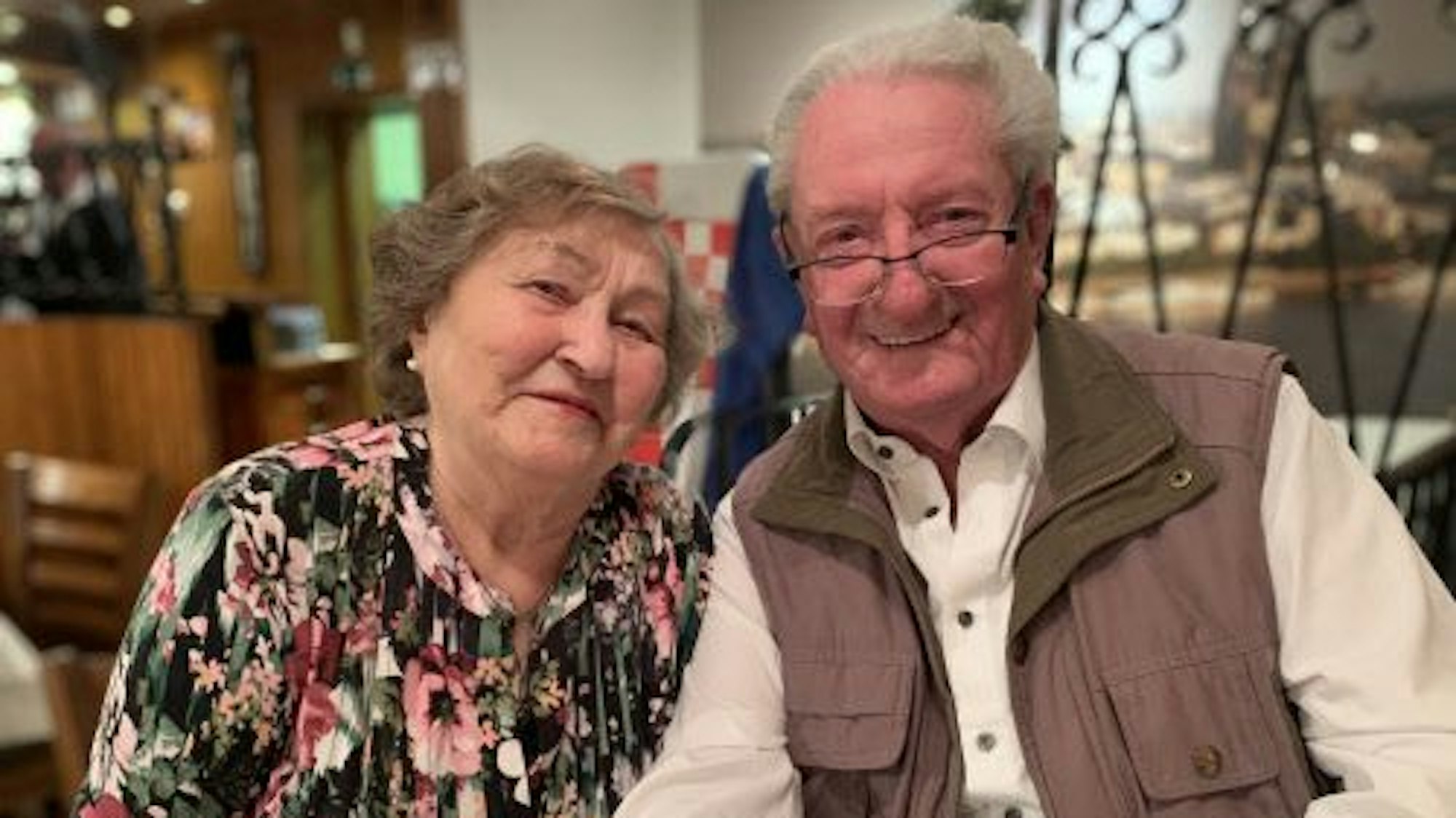Ein älteres Ehepaar nebeneinander.