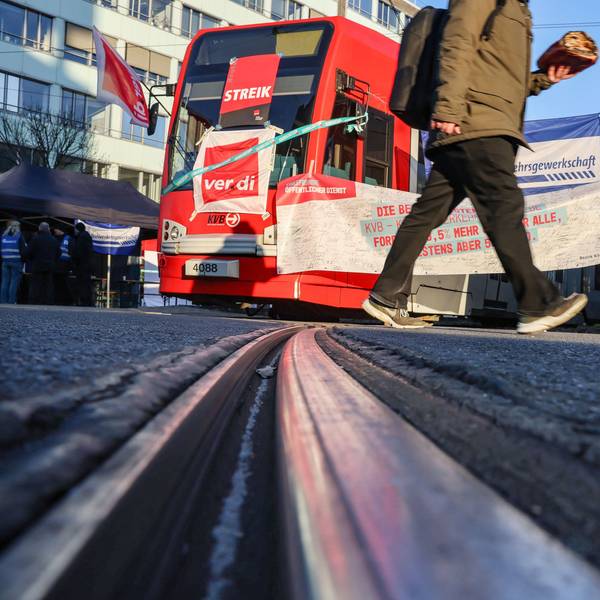 Mit Streik-Plakaten beklebte Straßenbahnen der Kölner Verkehrs-Betriebe (KVB) stehen vor dem Bahndepot.