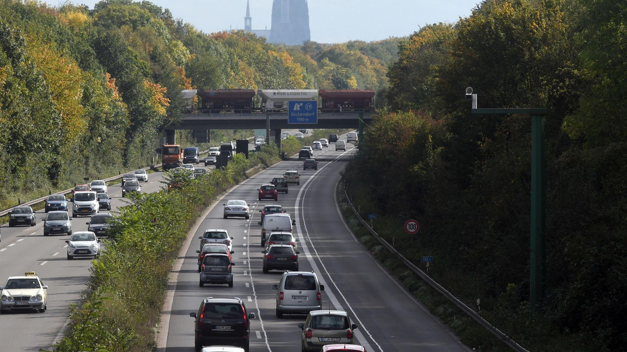 Autos fahren auf der A57 Richtung Köln. .