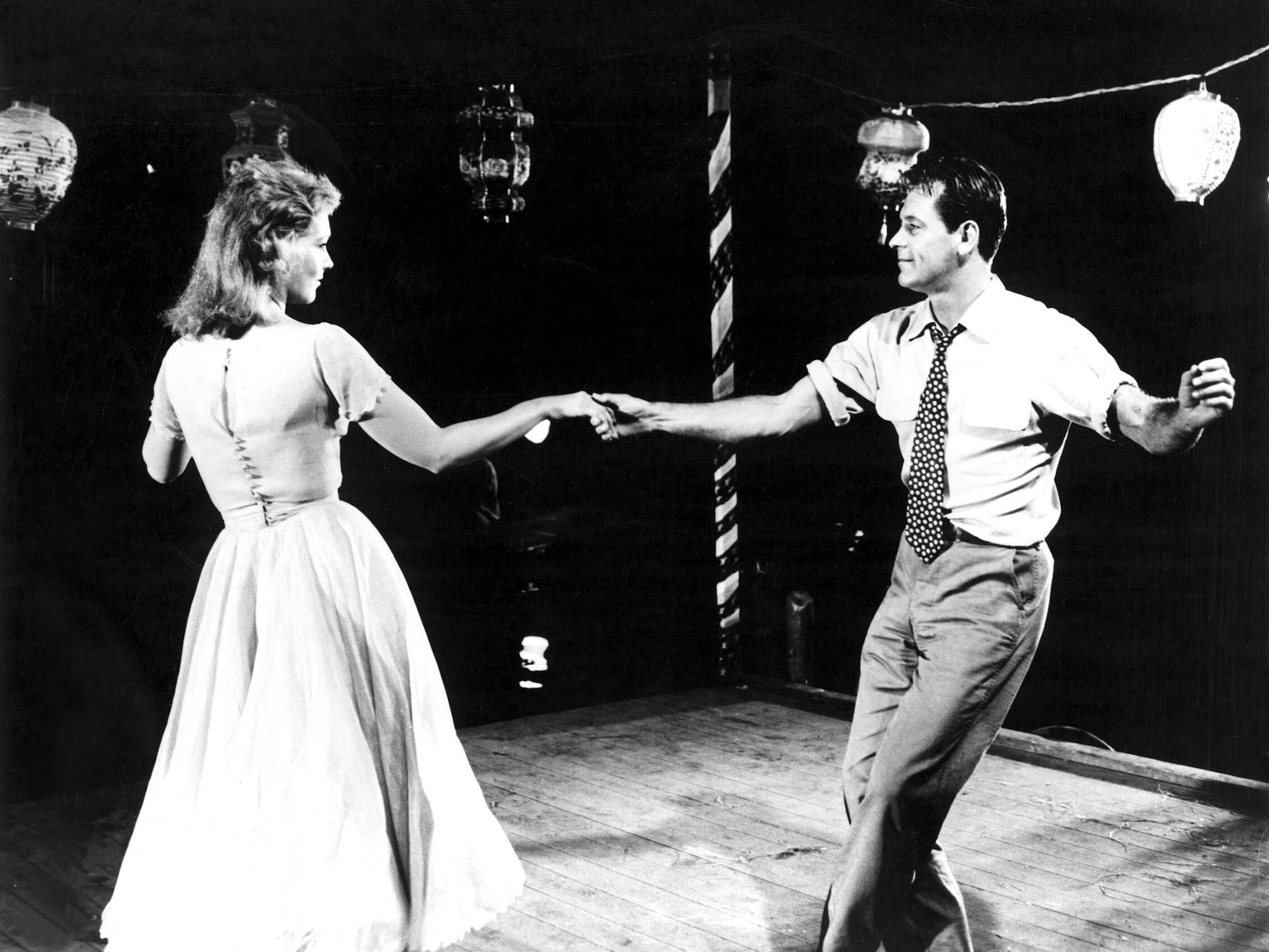 Kim Novak und William Holden tanzen.