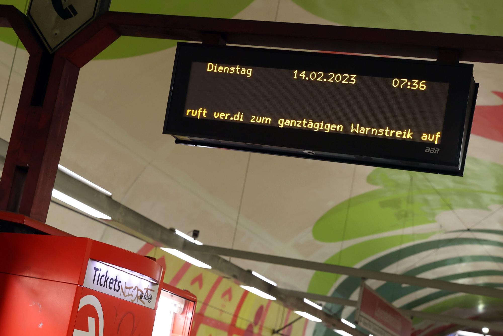14.02.2023
Köln:
Ganztägiger Warnstreik bei den Kölner Verkehrs-Betrieben.
U-Bahn Haltestelle Leyendecker Straße
Foto: Martina Goyert