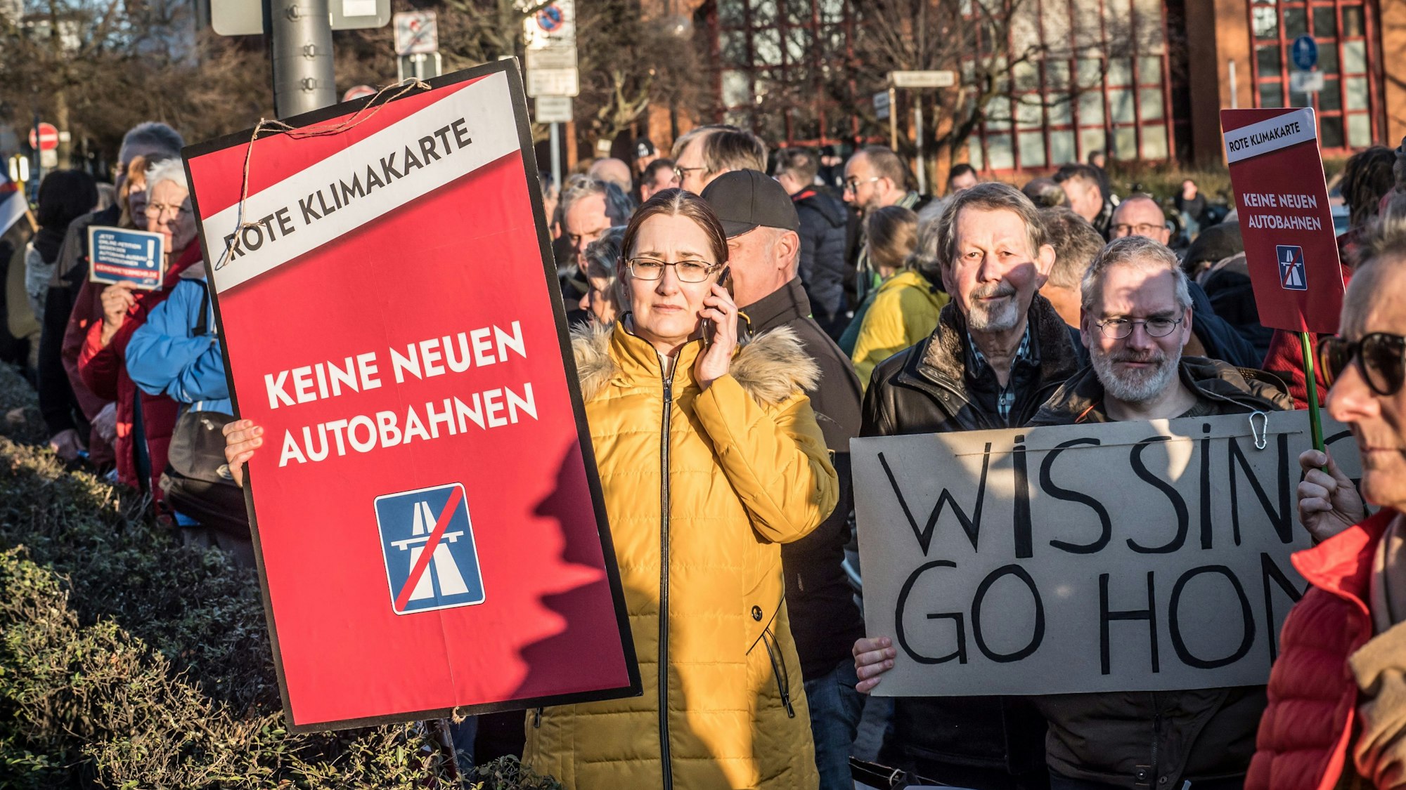 Demonstrierende zeigen Plakate: "Keine neuen Autobahnen" und "Wissing, Go Home"