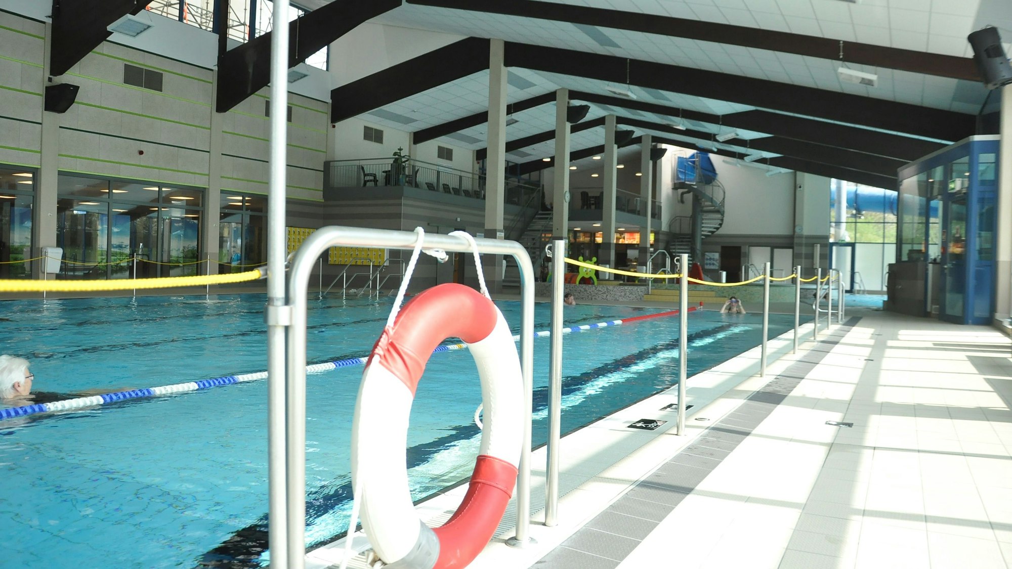 Das Bild zeigt das Schwimmbecken im Inneren der Erftlagune. Im Vordergrund ist ein rot-weißer Rettungsreifen zu sehen.