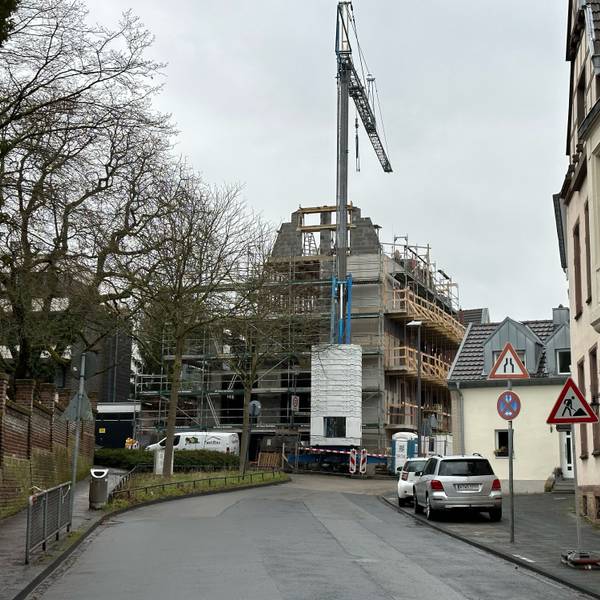 Der Neubau im Ortskern von Müngersdorf.