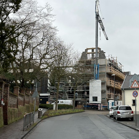 Der Neubau im Ortskern von Müngersdorf.