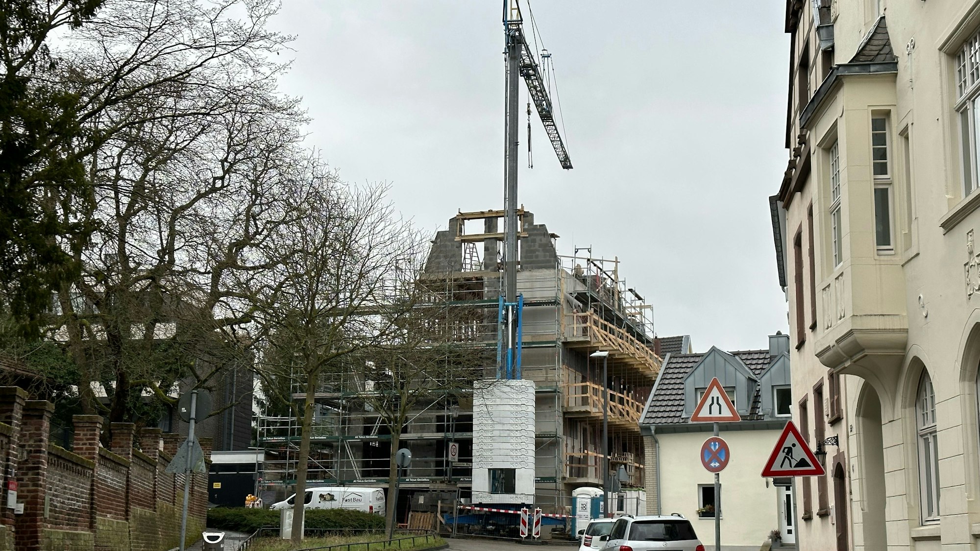 Der Neubau im Ortskern von Müngersdorf.