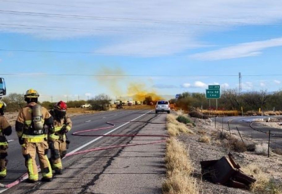 Nach dem LKW-Unfall in Arizona ziehen gelbe Salpeter-Dämpfe über die Straße. Die geringe Bildqualität ist der kleinen Auflösung des von den US-Behörden bereitgestellten Bildmaterials geschuldet.