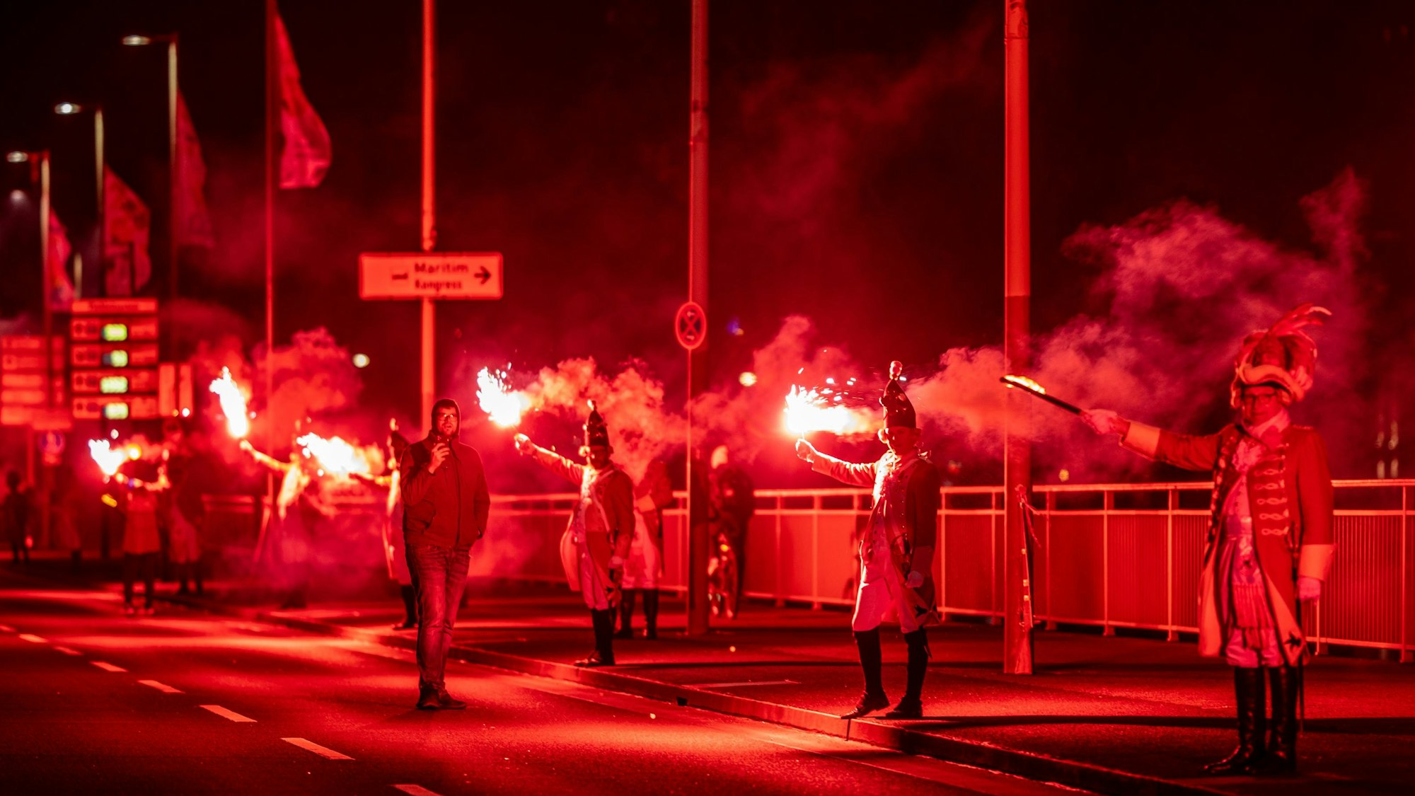 Jeckes Bengalo-Spalier der Roten Funken auf der Deutzer Brücke für ihr Dreigestirn.