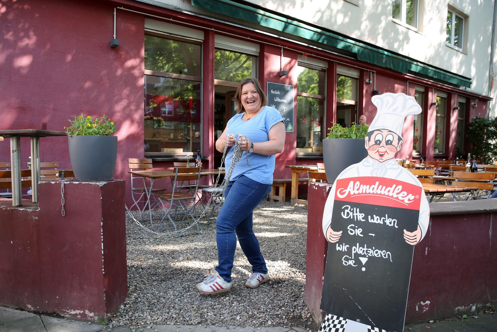 Inhaberin Iris Giessauf zeigt den Biergarten in Essers Gasthaus.