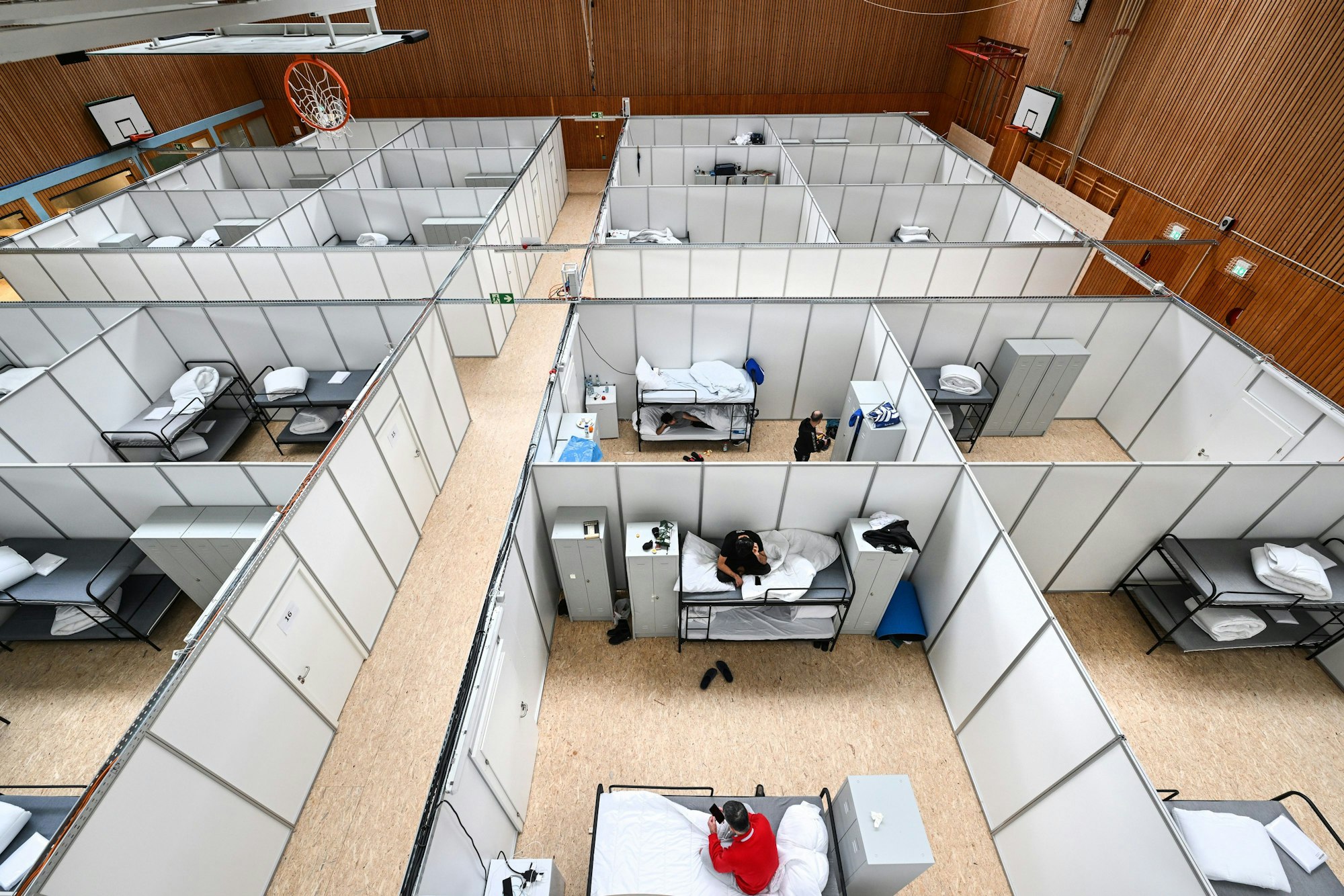 ARCHIV - 01.02.2023, Baden-Württemberg, Friedrichshafen Am Bodensee: Flüchtlinge sind in einer Notunterkunft in einer Sporthalle untergebracht. Der von Bundesinnenministerin Faeser (SPD) bereits angekündigte Flüchtlingsgipfel soll am 16. Februar stattfinden. Foto: Felix Kästle/dpa +++ dpa-Bildfunk +++