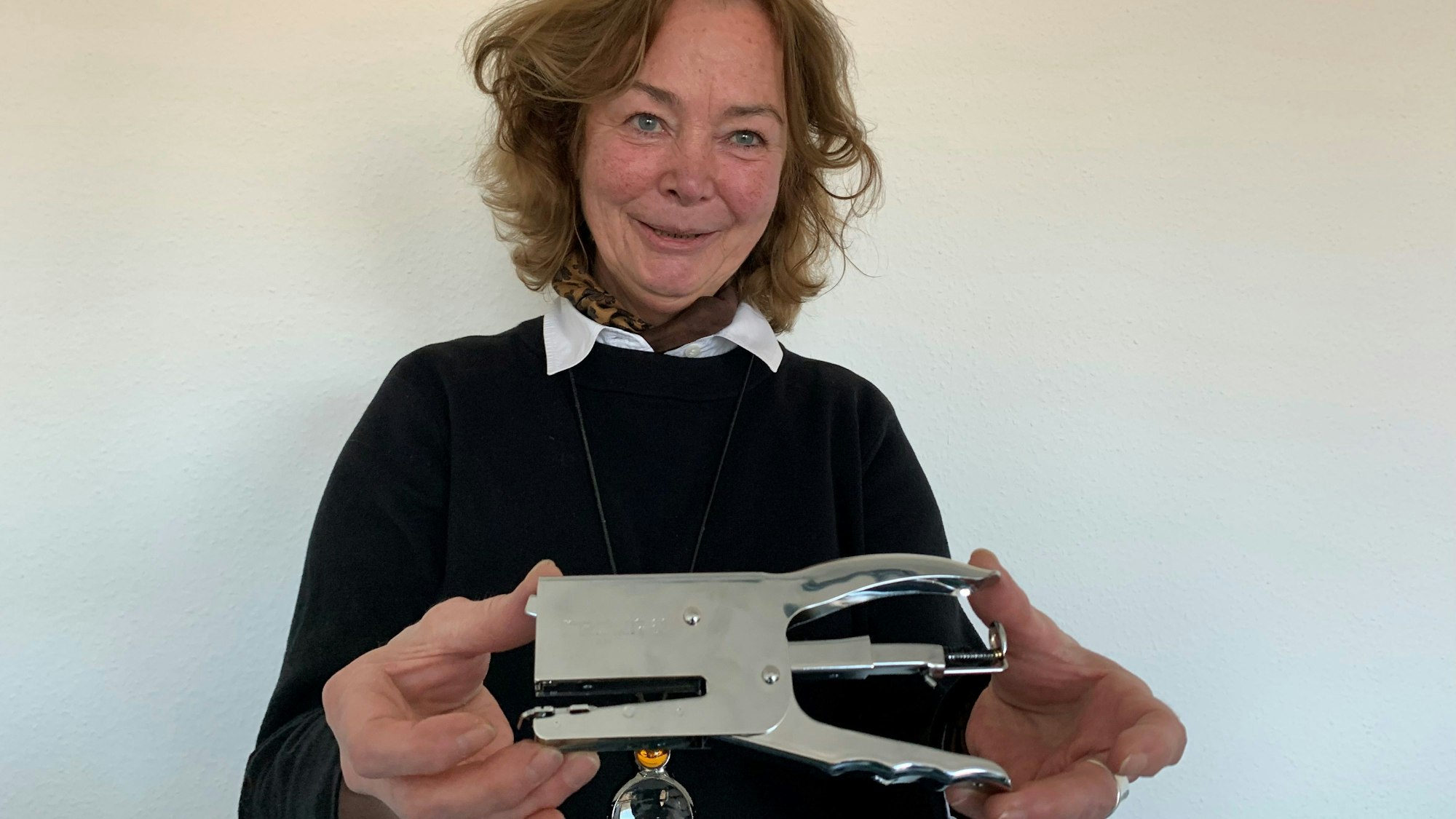 Das Foto zeigt Karin Feldges (62) mit einer Heftpistole Regur 68, die für den Karneval ideal geeignet ist. Sie arbeitet seit 40 Jahren im Marketing des Familienunternehmens der Dr. Gold GmbH&Co KG an der Königsallee in Düsseldorf.