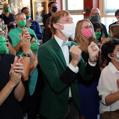 Die Grünen bejubeln ihren Sieg bei der Kommunalwahl 2020.