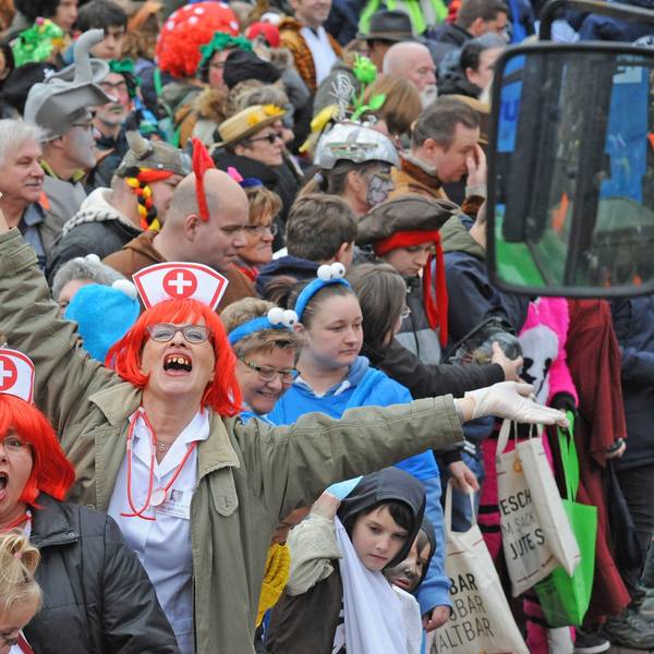 Feiernde Kostümierte beim Karnevalszug in Leichlingen