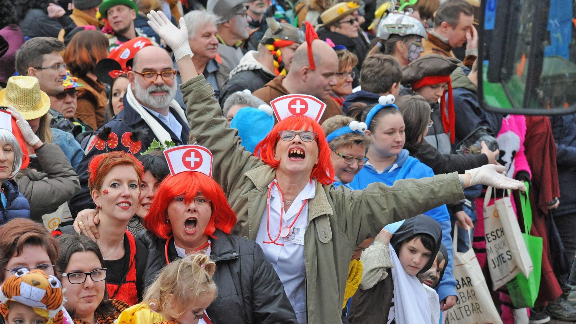 Feiernde Kostümierte beim Karnevalszug in Leichlingen