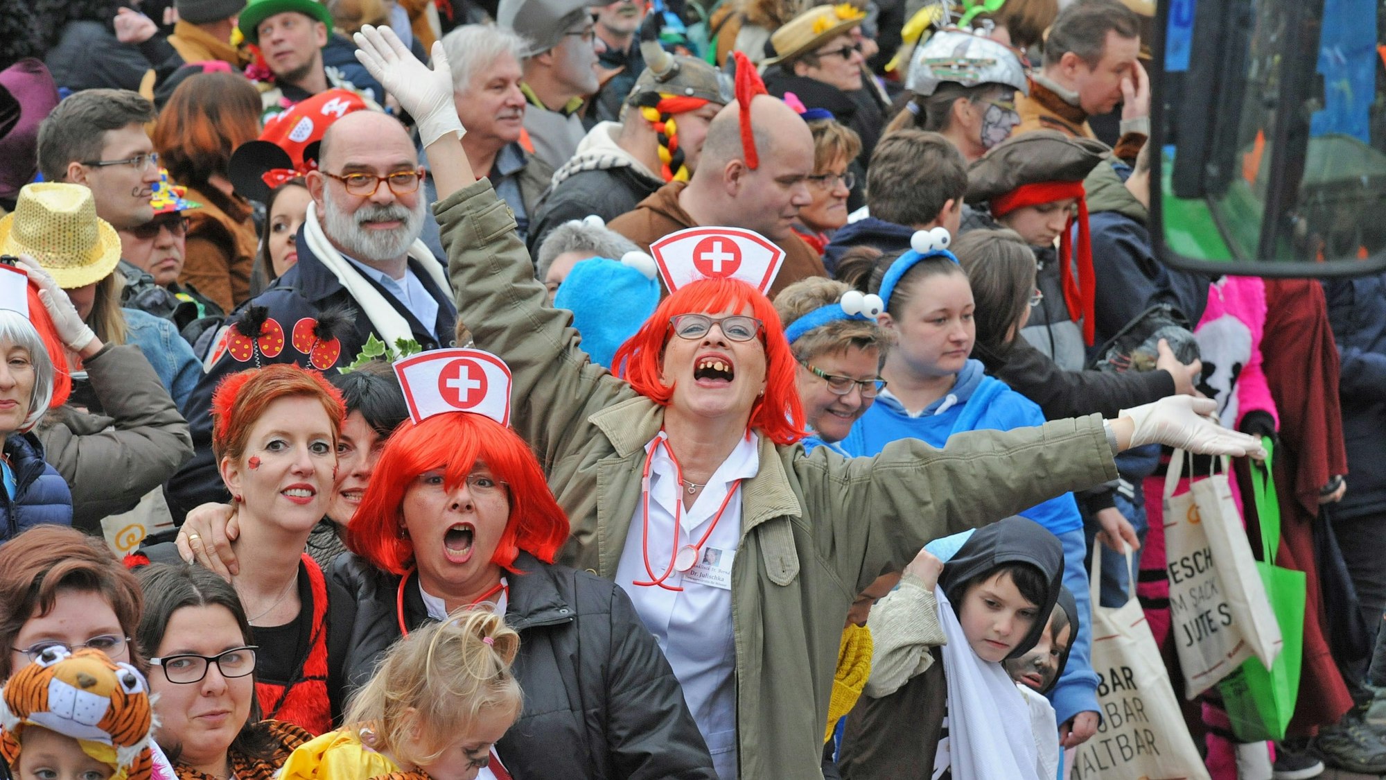 Feiernde Kostümierte beim Karnevalszug in Leichlingen