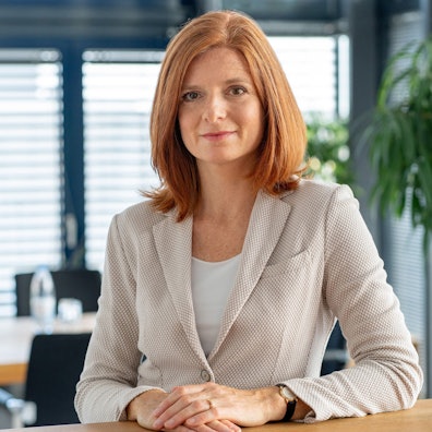 Dr. Katrin Vernau in einem Konferenzraum.