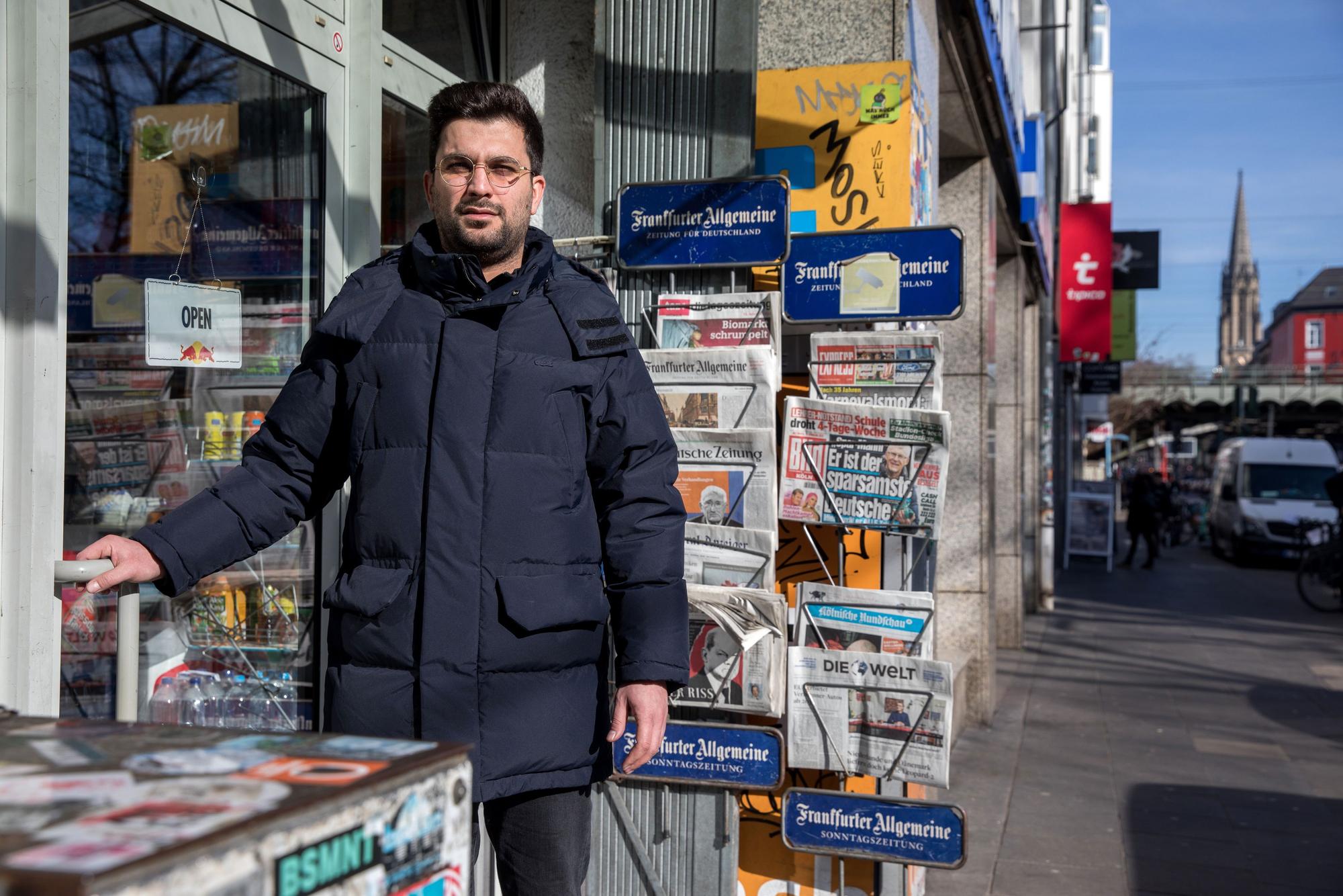 Karen Jalali vor seinem Kiosk.
