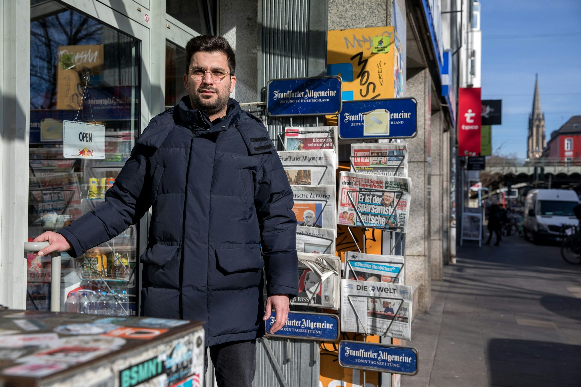 Karen Jalali vor seinem Kiosk.