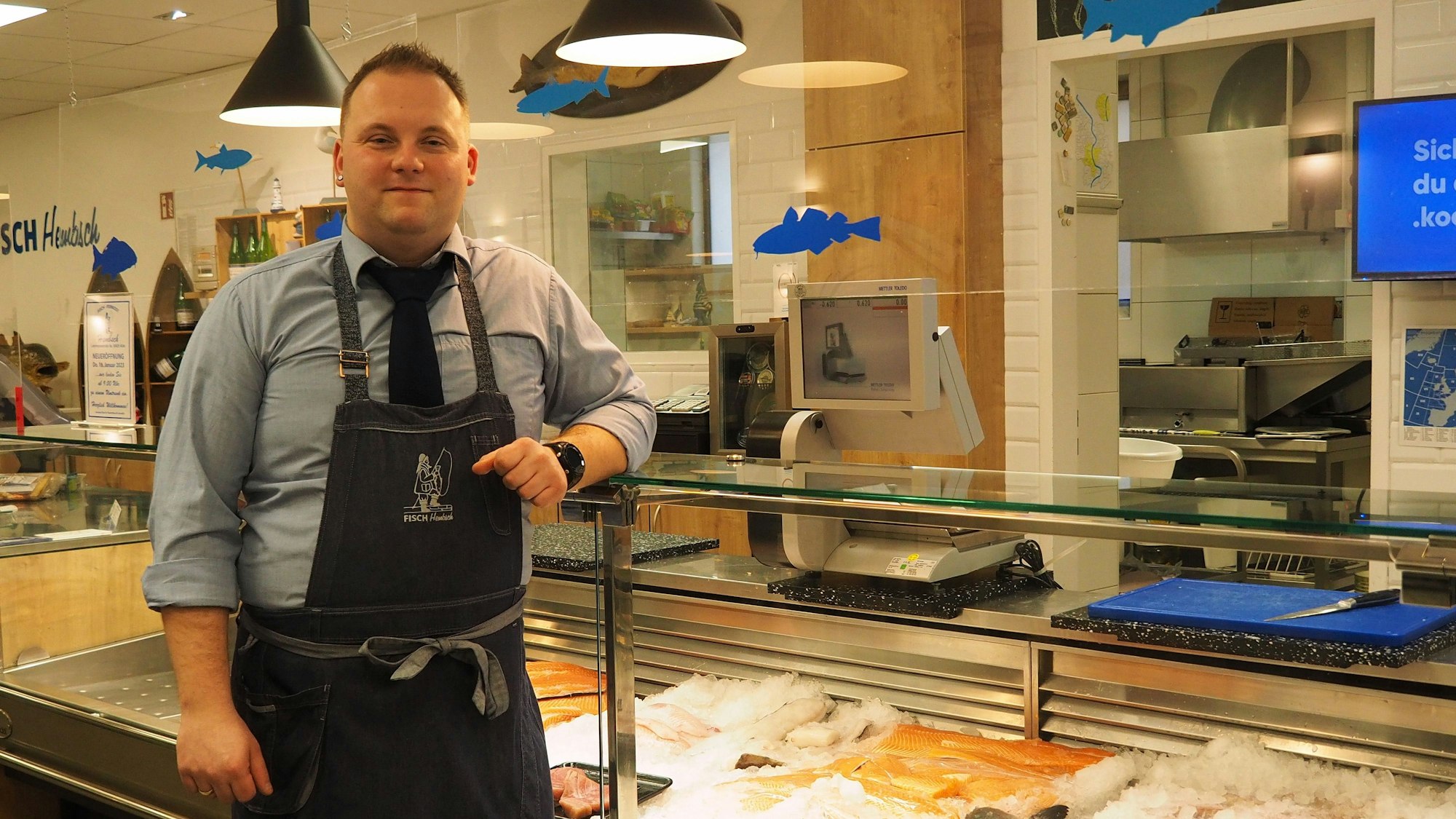 Thomas Hembsch steht an der Theke in seinem Laden auf der Severinstraße.