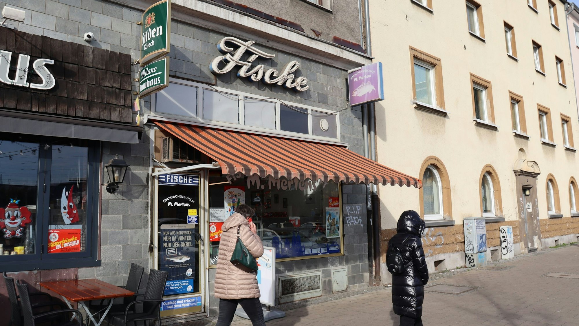 Das Fischgeschäft von Marcel Mertens am Bahnhofsvorplatz Mülheim von außen.