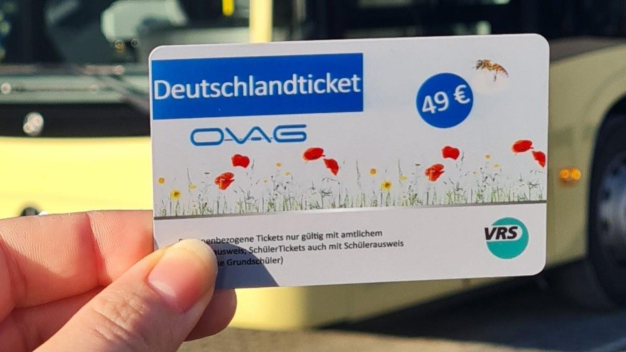 Eine Person hält das Deutschlandticket der Ovag in Form einer Plastikkarte in der Hand.