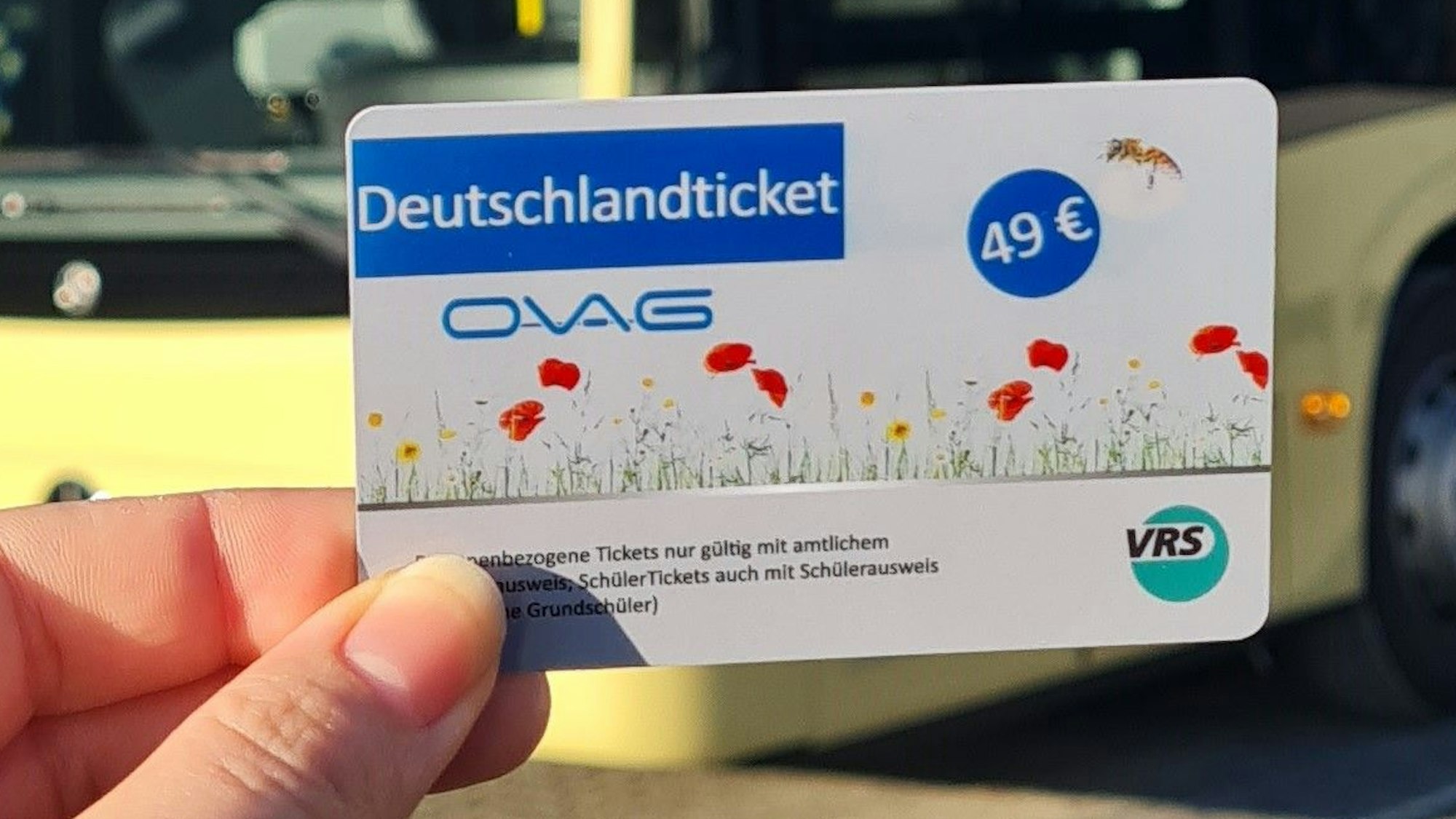 Eine Person hält das Deutschlandticket der Ovag in Form einer Plastikkarte in der Hand.