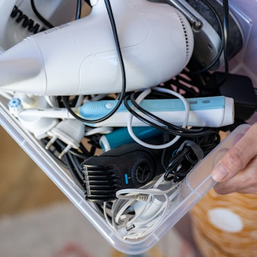 Elektrogeräte liegen in einer Box.