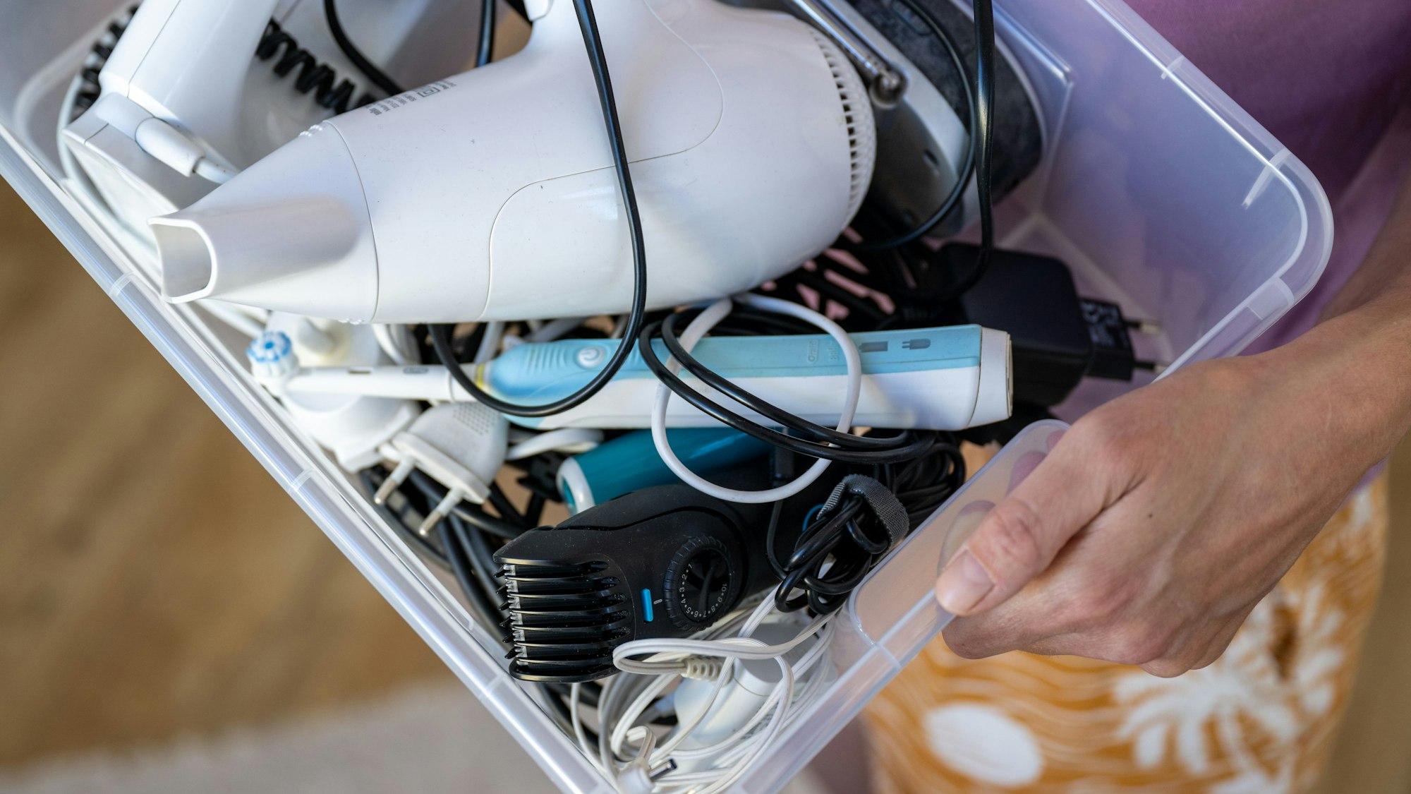 Elektrogeräte liegen in einer Box.