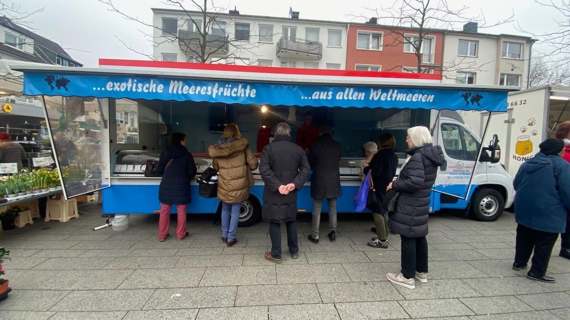 Fisch-Feinkost Albert verkauft im Kölner Süden Fisch auf den Wochenmärkten in Sürth und Rodenkirchen.