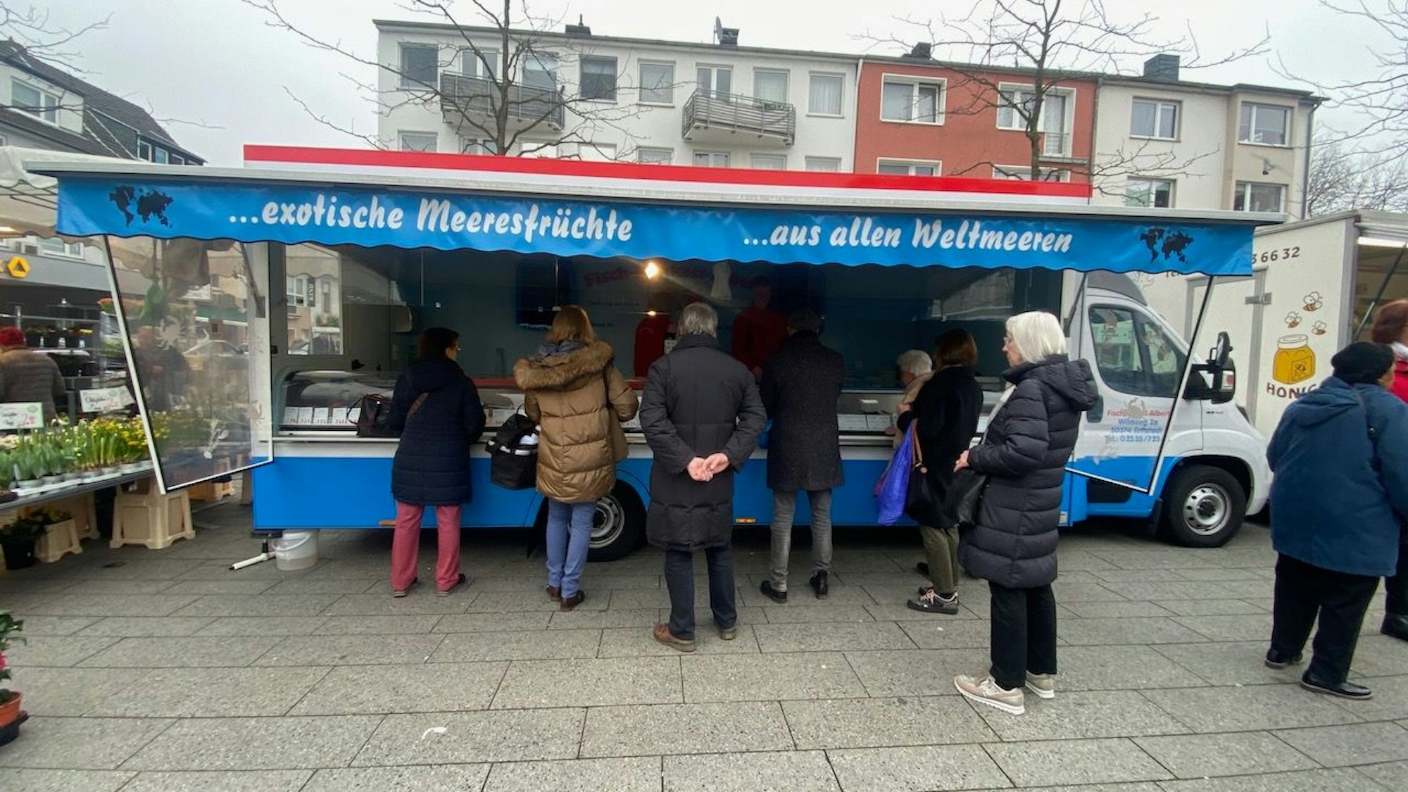 Fisch-Feinkost Albert verkauft im Kölner Süden Fisch auf den Wochenmärkten in Sürth und Rodenkirchen.