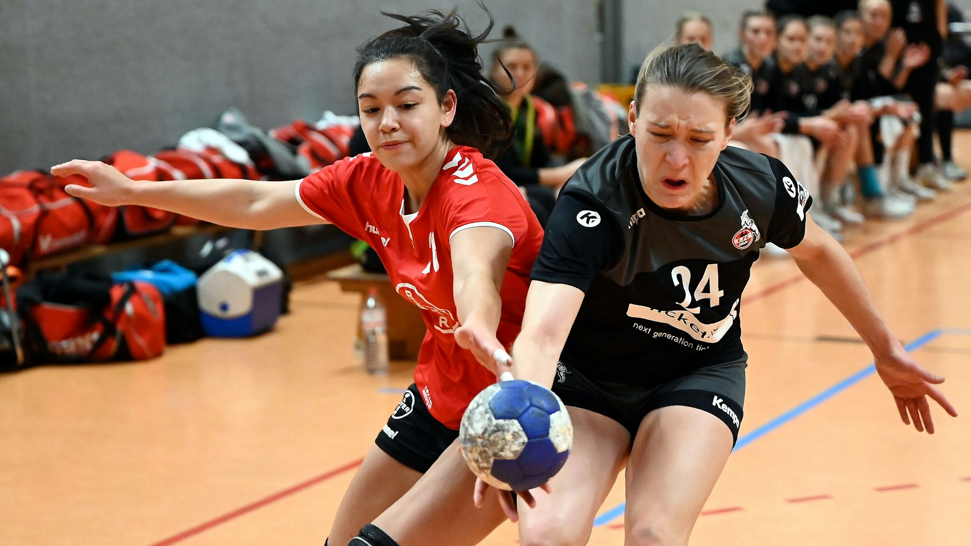 Handball
Frauen
Bayer Leverkusen II - FC köln
links: Christin Kaufmann (bayer)
rechts: Lisa Slomka (Köln)
Foto: Uli Herhaus