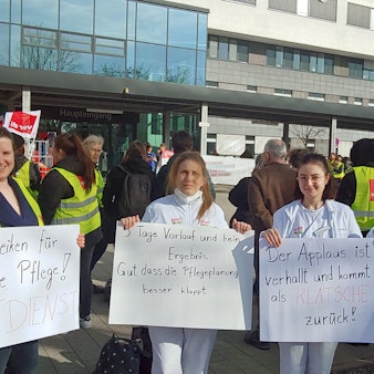 Bereits im Februar haben Mitarbeitende der Kölner Kliniken gestreikt.