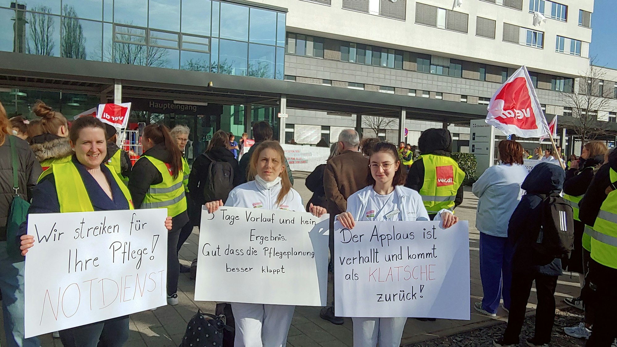 Bereits im Februar haben Mitarbeitende der Kölner Kliniken gestreikt.