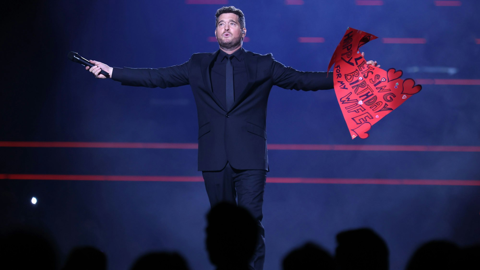 Michael Bublé hält das rote Geburtstags-Schild in seiner Hand.