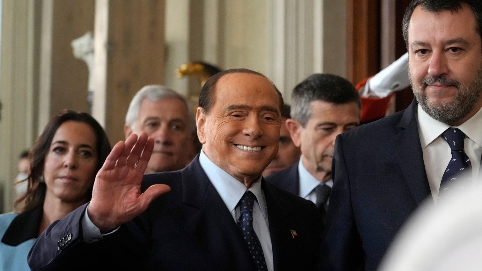 Italiens Ex-Ministerpräsident Silvio Berlusconi winkt lächeld in die Kamera.