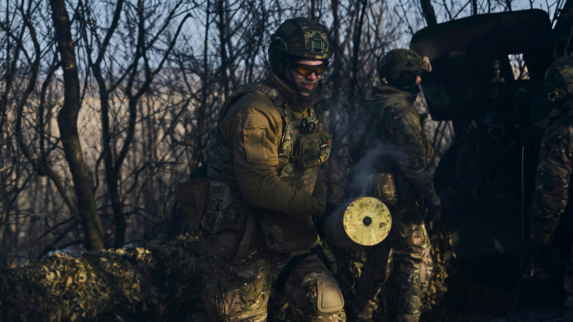 08.02.2023, Ukraine, -: Ukrainische Soldaten bereiten eine Kanone an der Frontlinie in der Nähe von Bachmut. Foto: Libkos/AP/dpa +++ dpa-Bildfunk +++