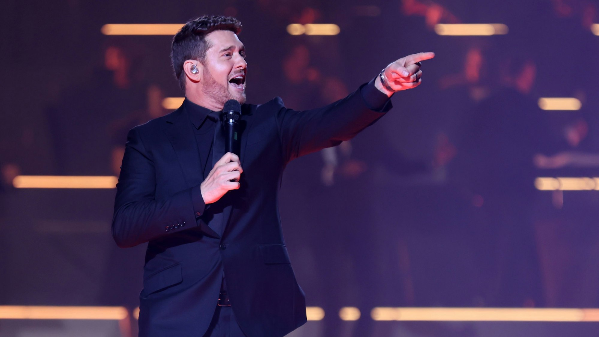Michael Bublé steht auf der Bühne.