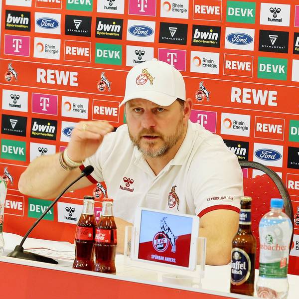 Steffen Baumgart auf einer Presskonferenz des 1. FC Köln