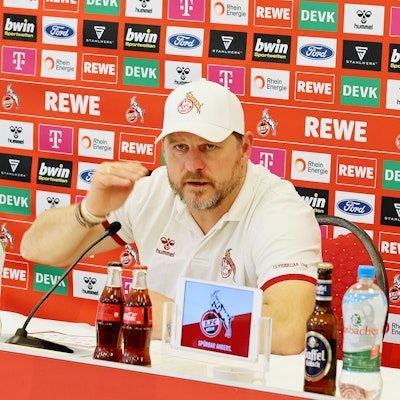 Steffen Baumgart auf einer Presskonferenz des 1. FC Köln